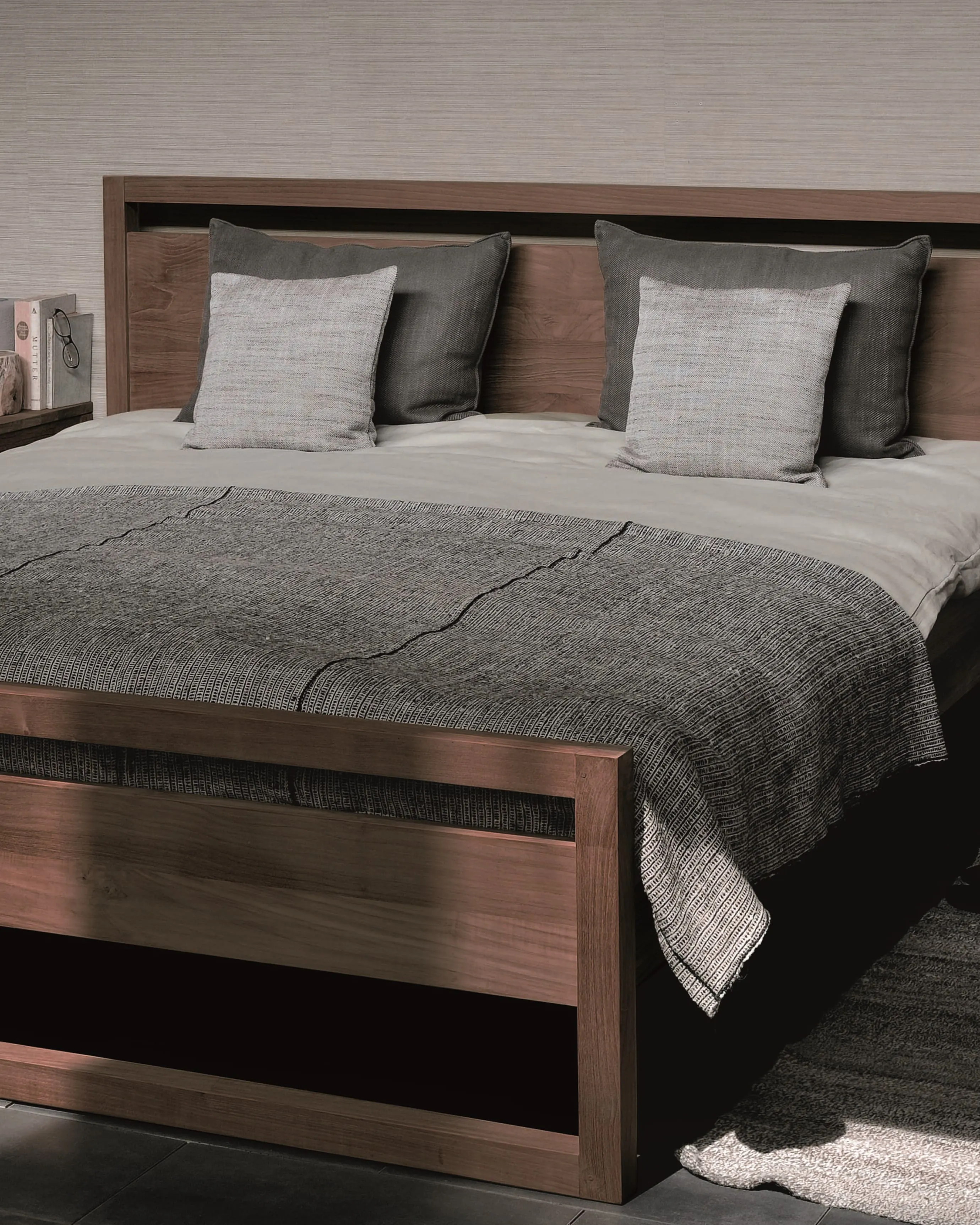 Bild eines Bettes von Ethnicraft mit dunklem Teak Holzrahmen