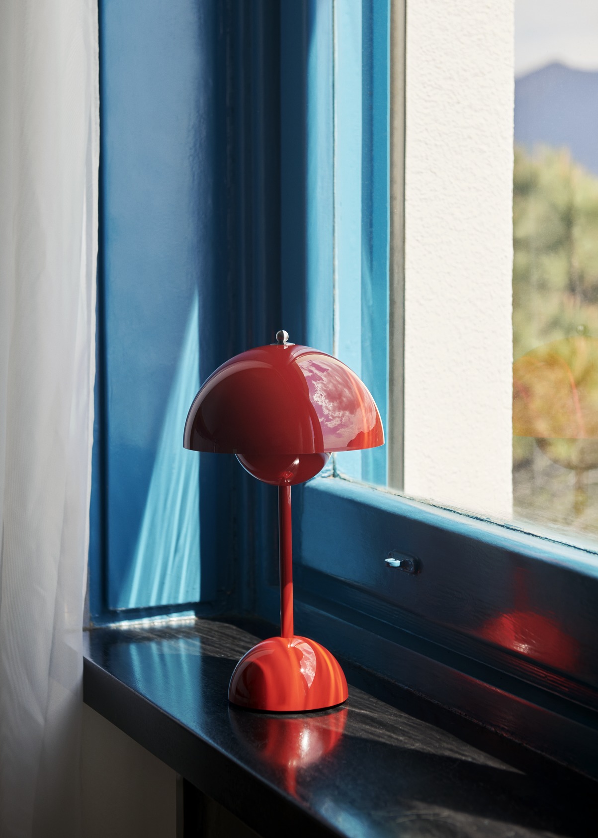 Bild einer roten Flowerpot VP9 von &tradition auf einem Fensterbrett