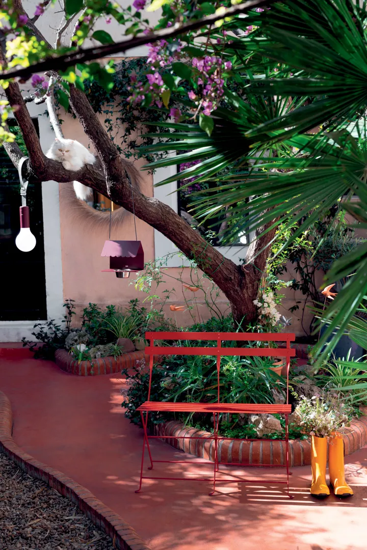 Bild einer roten Gartenbank aus Fermobs Bistro-Serie