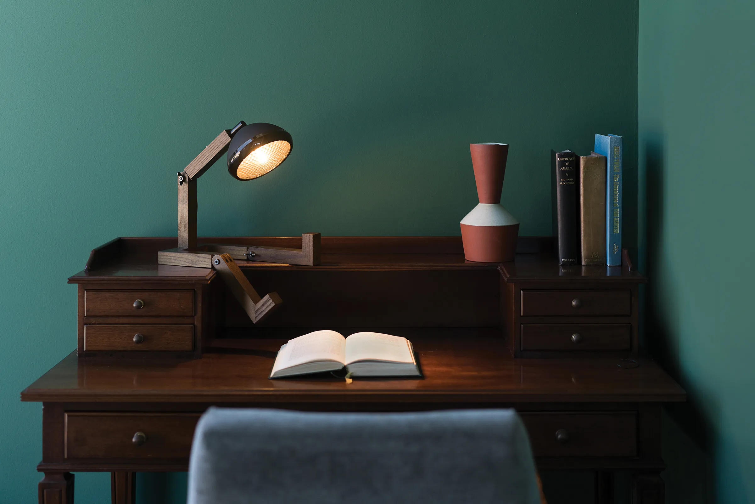 Bild der Tischlampe Mr. Watson von Piffany auf einem Schreibtisch