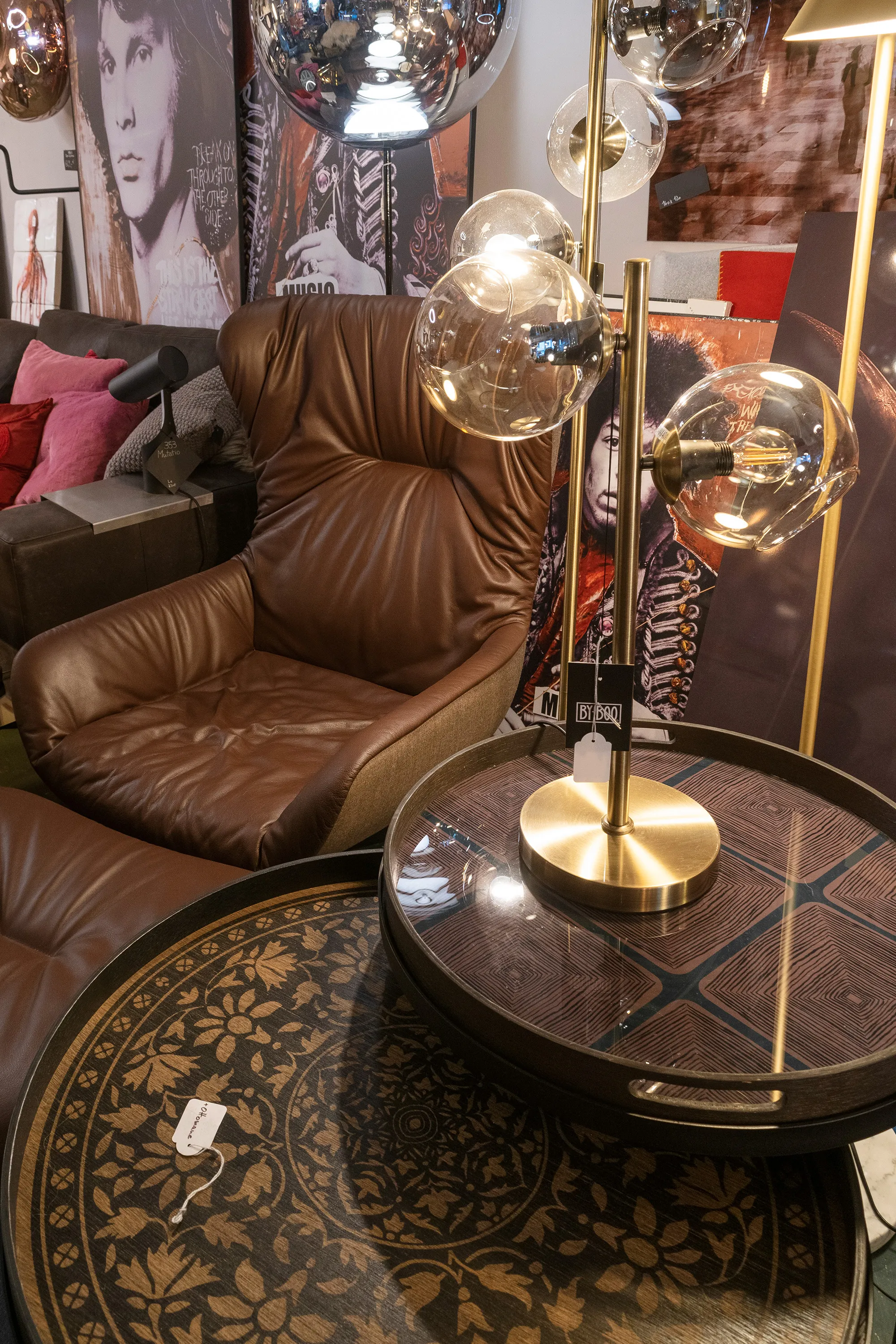 Bild von einem braunen Ledersessel mit einem Beistelltisch-Set im Vordergrund