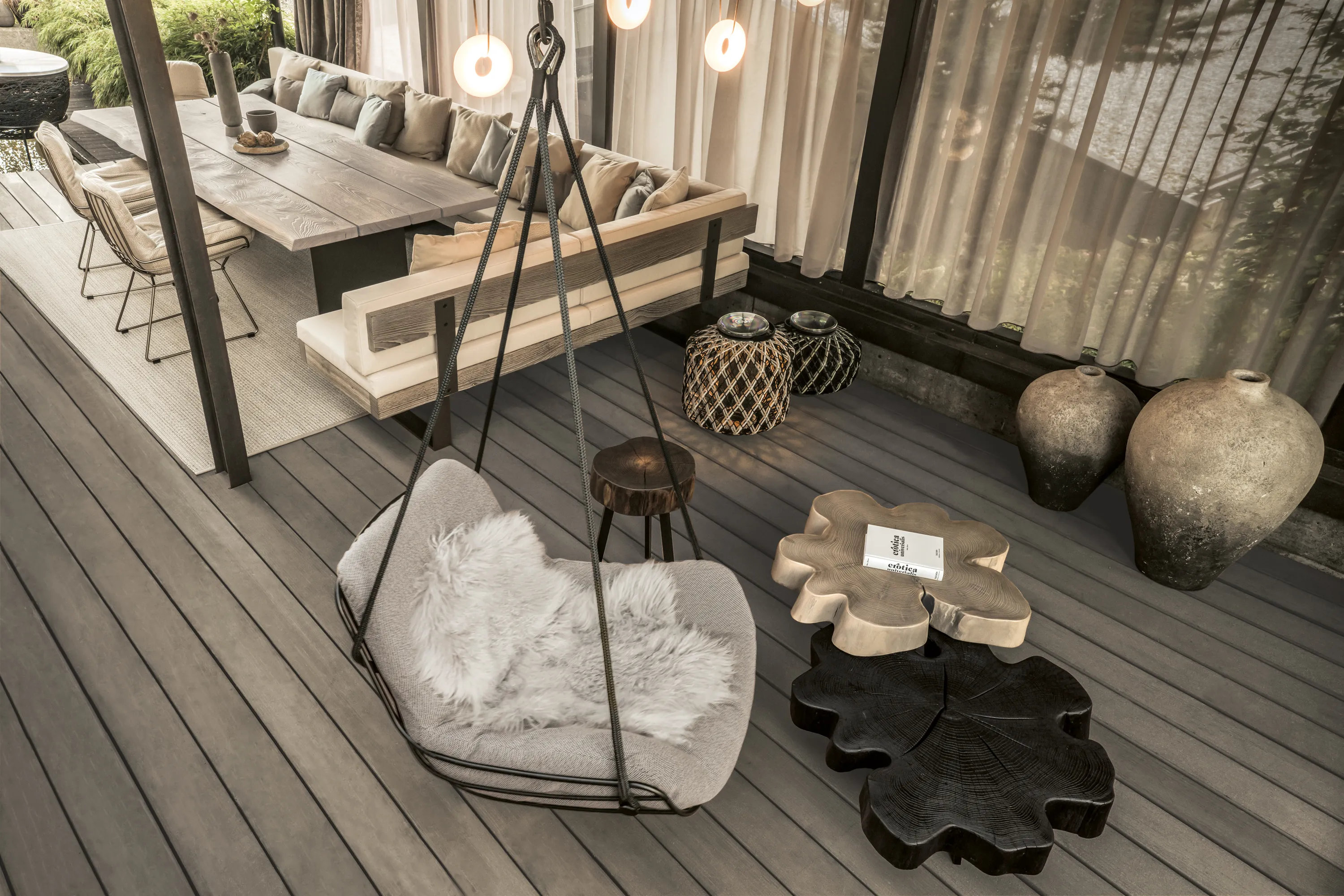 Bild des Freifrau Leya Swingseats mit Janua Beistelltischen